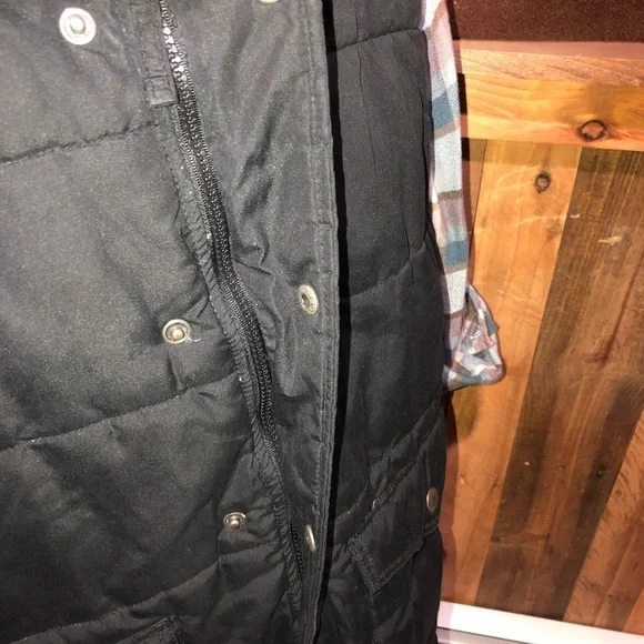Old Navy Black Puffer Vest - Picture 4 of 9